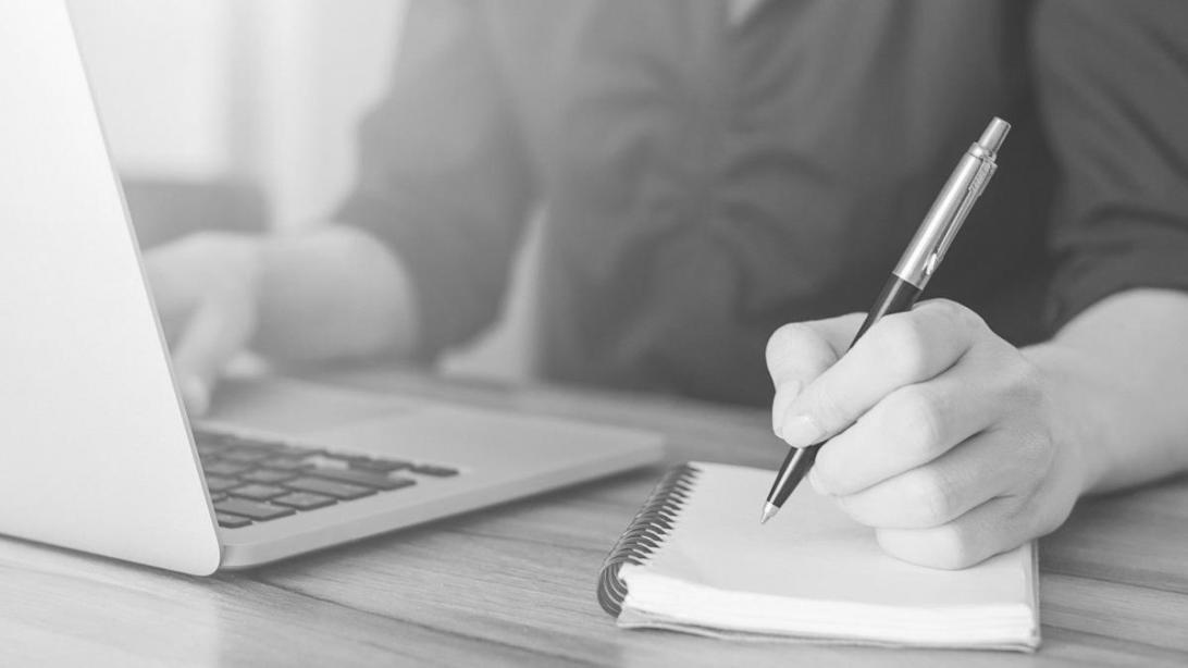 Strukturierte Seminarumgebung mit Materialien